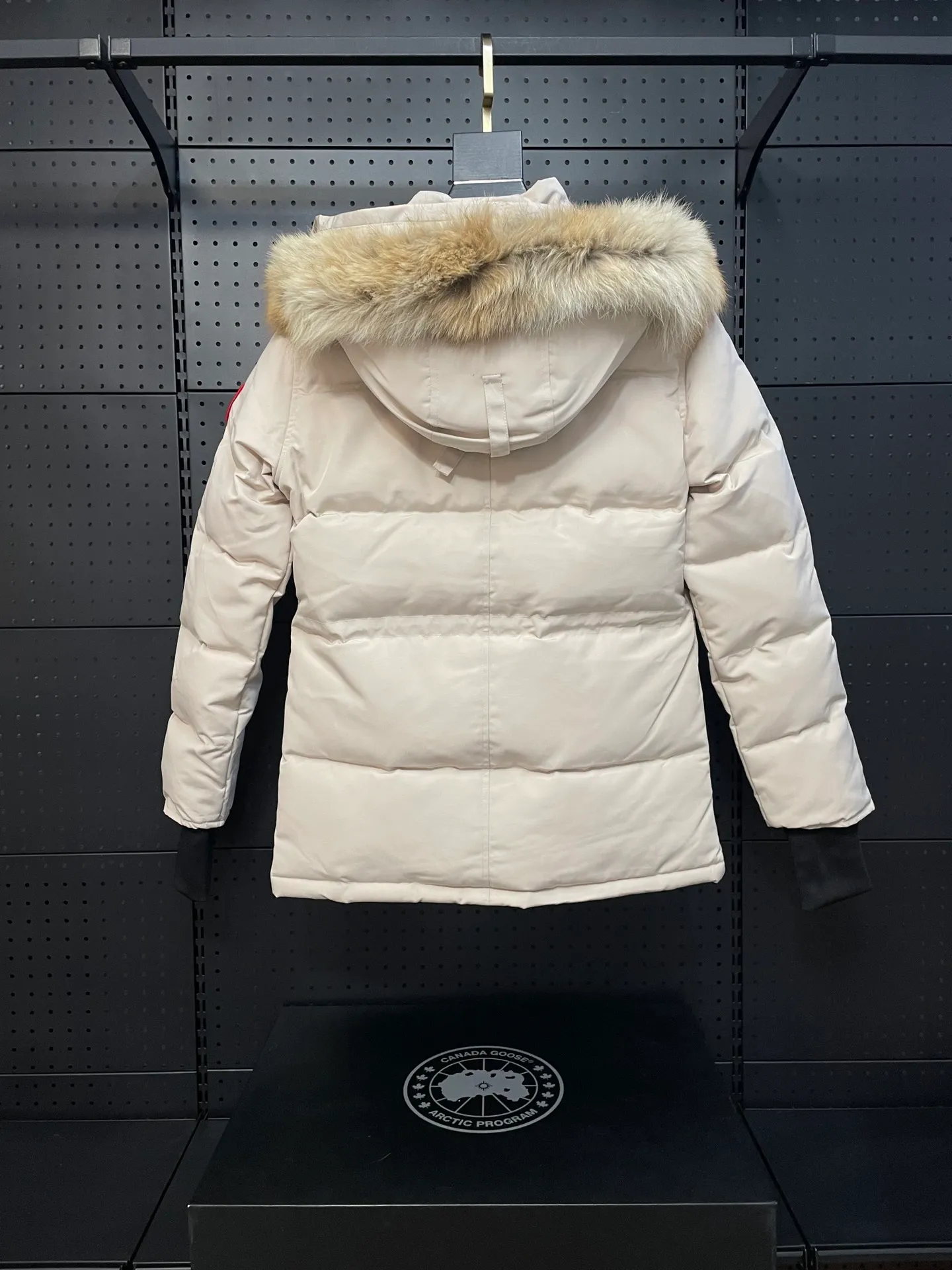 P880 off-white Canadian CANADA GOOES 04 model/women's model. The Arctic and Antarctic scientific expedition teams and others choose Canada Goose as their cold-proof equipment, the Rolls-Royce of down jackets.  ➖ Industry-leading anti-counterfeiting chip sensing.  ➖ Imported Behringer embroidery machines and customized embroidery labels, the highest level and industry leading.  ➖ Imported Korean 21-count polyester-cotton blended original fabric, TC85 waterproof coated fabric, water-repellent, windproof and wear-resistant.  ➖ The new national standard 80 white duck down is filled with an average of 520 grams of down. The amount of down filled is industry-leading.  ➖ 100% nylon lining with double double-layer sealing design to prevent velvet running, and seamless thread design on the cuffs!  ➖ Western Canadian Green Wolf Collar.  ➖ Yoshida YKK provides original factory-customized electroplated sliders. YKK two-way lockable zippers are tight and smooth and do not peel off paint.  ➖ 3M composite Velcro is durable and the accessories and hardware are all custom-made. Only for the purest goose, the most dedicated, the most professional, the highest quality, the highest cost performance!    SIZE:XS-XXL